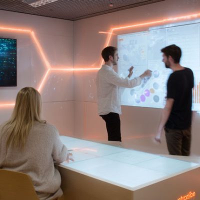 moderne-teamkollaboration-im-hightech-meetingraum