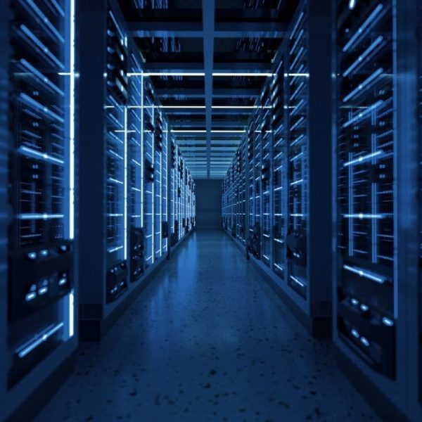 serverraum-rechenzentrum-it-infrastruktur-blaues-licht-de-1080px